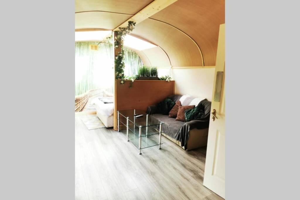 بورتلاويس Lazy Lodge Glamping Pod With Hot Tub المظهر الخارجي الصورة