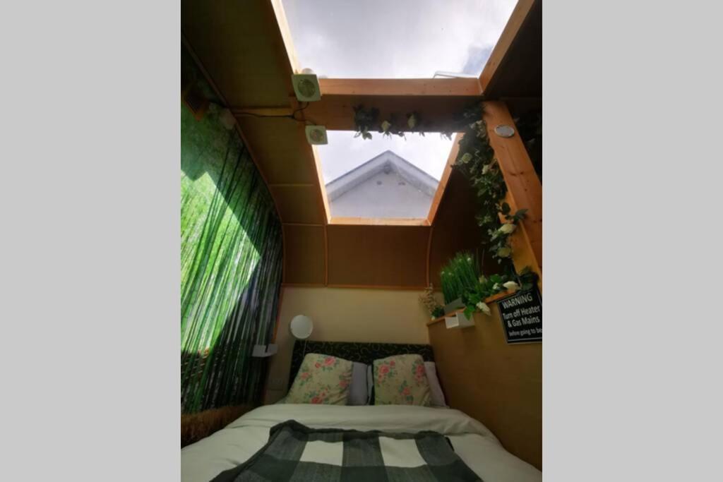 بورتلاويس Lazy Lodge Glamping Pod With Hot Tub المظهر الخارجي الصورة