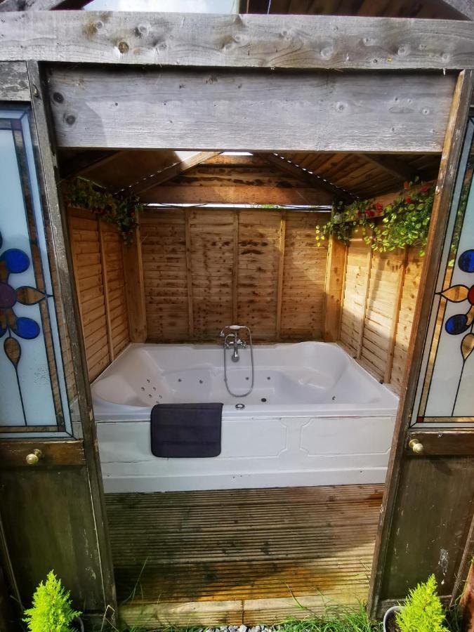 بورتلاويس Lazy Lodge Glamping Pod With Hot Tub المظهر الخارجي الصورة